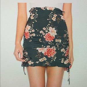 NEVER WORN MINI SKIRT